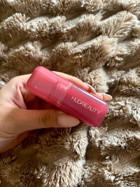 Huda Beauty poskipuna