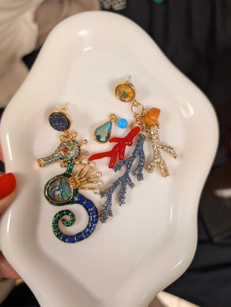 Mismatched seahorse drop earrings