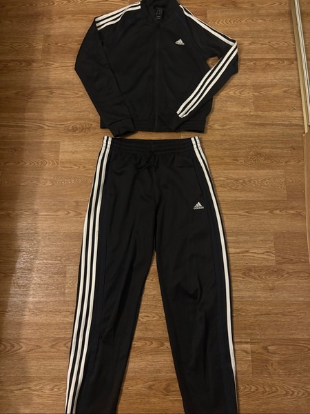 Must adidas dressikomplekt