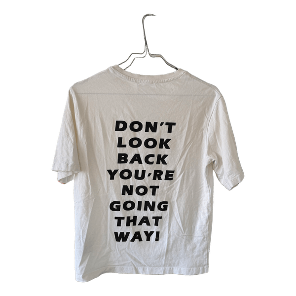 Hvid t-shirt med tekst på ryggen