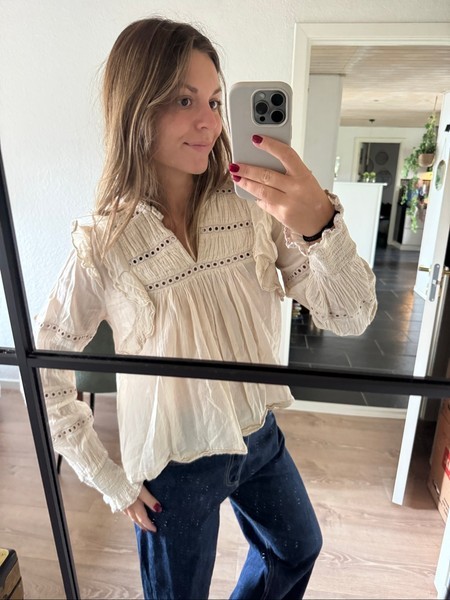 Beige bluse med flæser