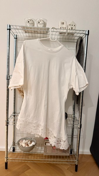 Hvid t-shirt med blondekant