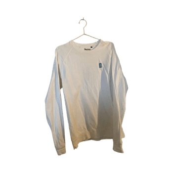 Valkoinen collegepaita lonkerologolla