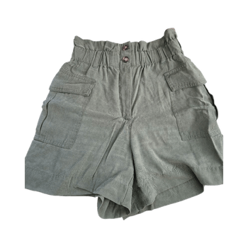 Shortsit taskuilla