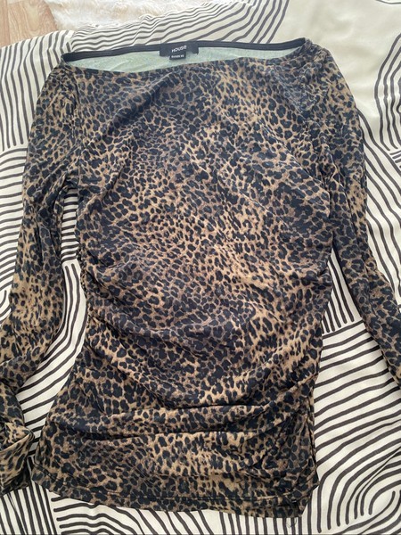 Leopard print long-sleeved top