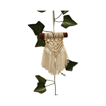 Pieni makrame-seinäkoriste