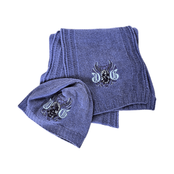 Lila kaulahuivi ja pipo