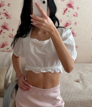 White puff sleeve crop top