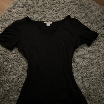 Musta v-aukkoinen t-paita