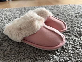 Pink faux fur slippers