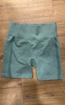 Vihreät saumattomat ICIW treenishortsit