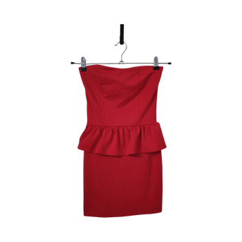 Punainen peplum-mekko
