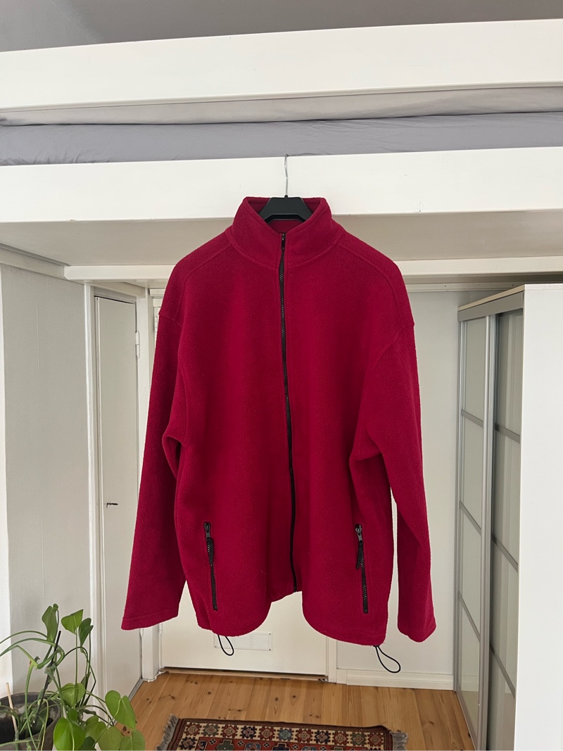 Punainen fleece vetoketjulla