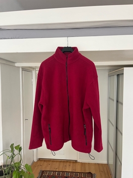 Punainen fleece vetoketjulla