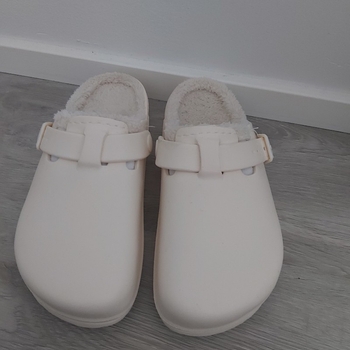 Beige fleece lined slippers