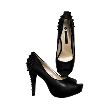 Mustat piikkikorkokengät