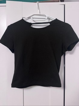 Schwarzes T-Shirt mit Rückenausschnitt