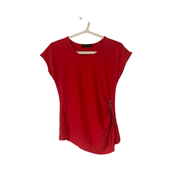 Punainen lyhythihainen paita