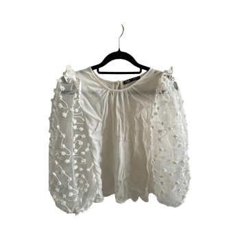 Valkoinen pusero röyhelöhihalla