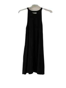 Musta hihaton mekko