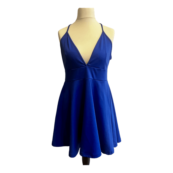 Blaues Minikleid mit Rückenausschnitt