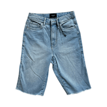 Vaaleat farkkushortsit polvipituus