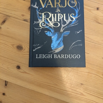 Varjo ja riipus  (Leigh Bardugo, Grishaversumi 1)