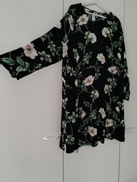 Kukkakuvioinen mekko
