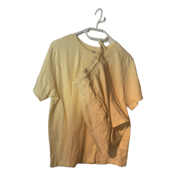 Gult t-shirt og shorts sæt