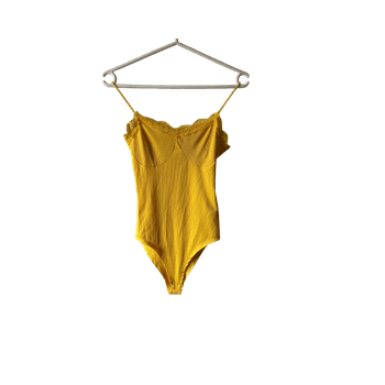 Keltainen pitsireunainen body