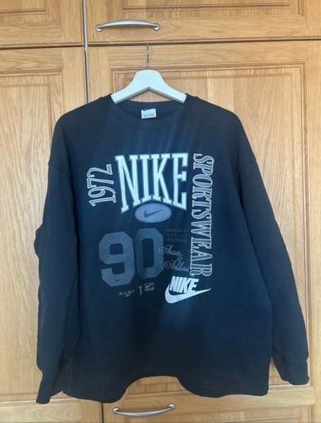 Musta Nike collegepaita