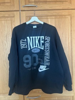 Musta Nike collegepaita