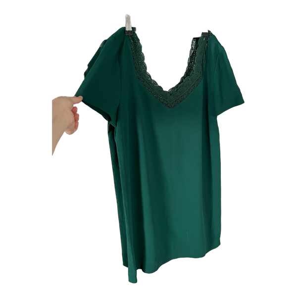 Vihreä pitsikoristeinen mekko