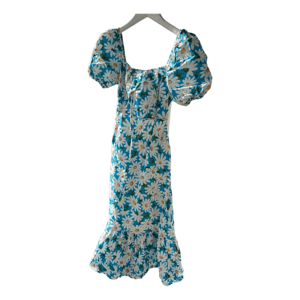 Sininen kukkakuvioinen mekko