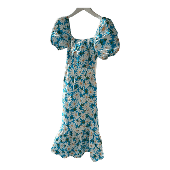 Sininen kukkakuvioinen mekko