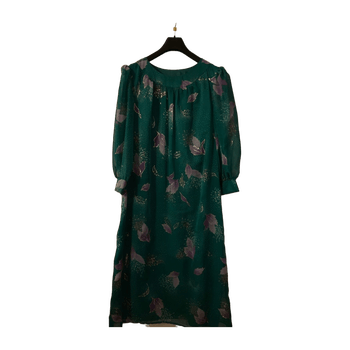 Ompelijatyötä dress