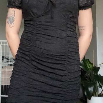 Musta ruched mekko