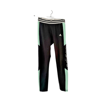 Musta urheiluhousut vaaleilla yksityiskohdilla