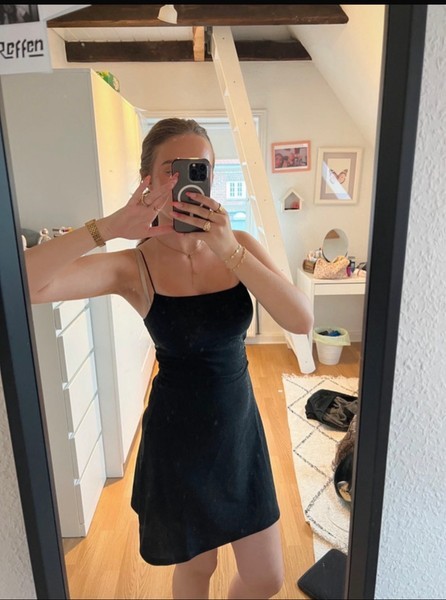 Sort minikjole med spaghettistropper