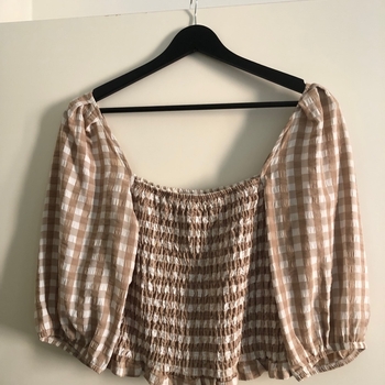 Beige valkokuviollinen pusero