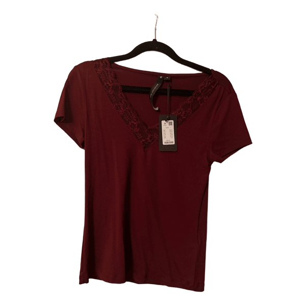 Vinröd t-shirt med spets