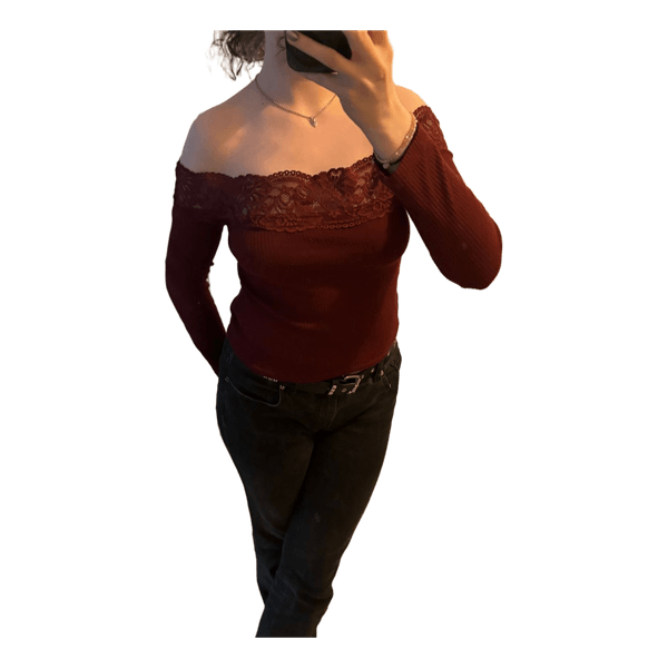 Viininpunainen off-shoulder paita