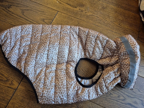 beige ruskeakuvioinen koiran takki / manteli