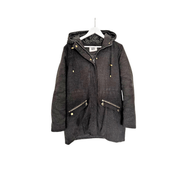 Harmaa villakangastakki vuorella