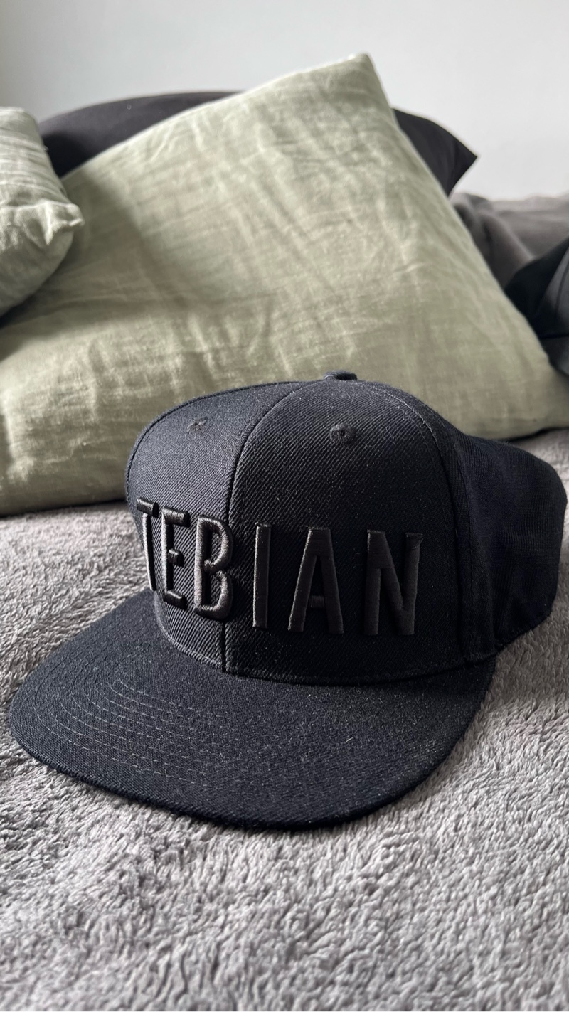 Tebian Snapback lippis