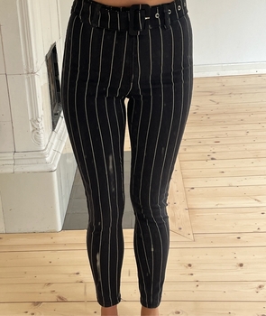 Navy valkoraidallinen vyöllinen housut
