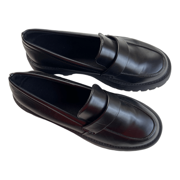 Mustat loaferit