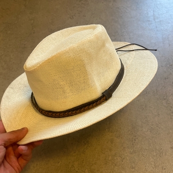 beige kesähattu ruskealla nauhalla