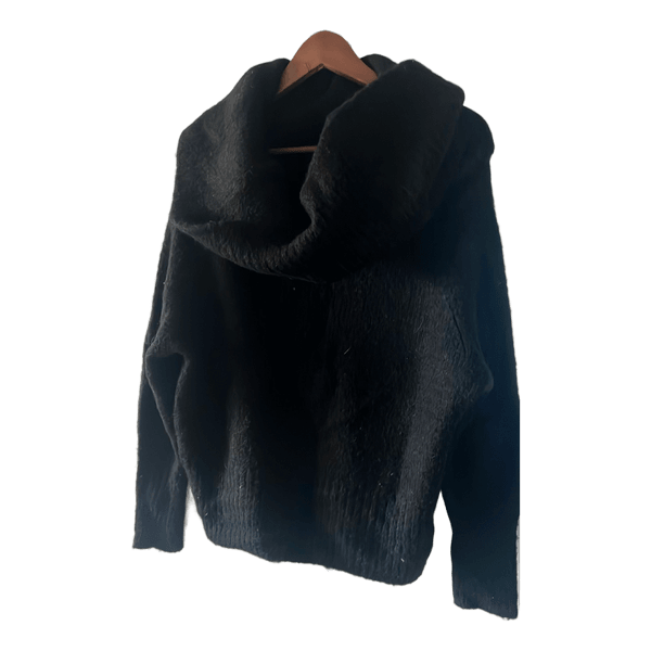 Musta pörröinen neulepaita