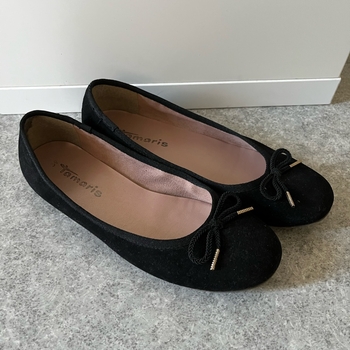 Black ballet flats
